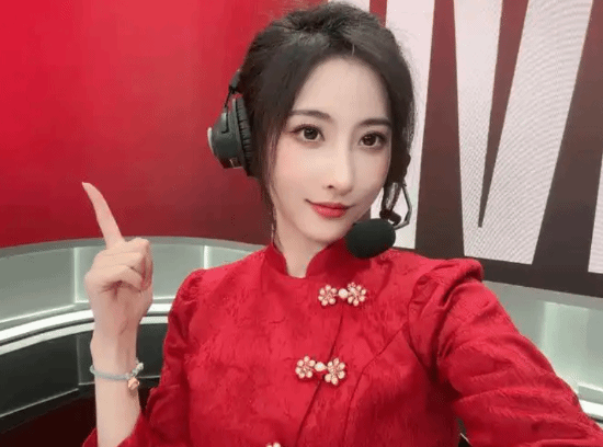 LPL美女解说鼓鼓被私信喊妈妈!极端粉丝压抑得太逆天