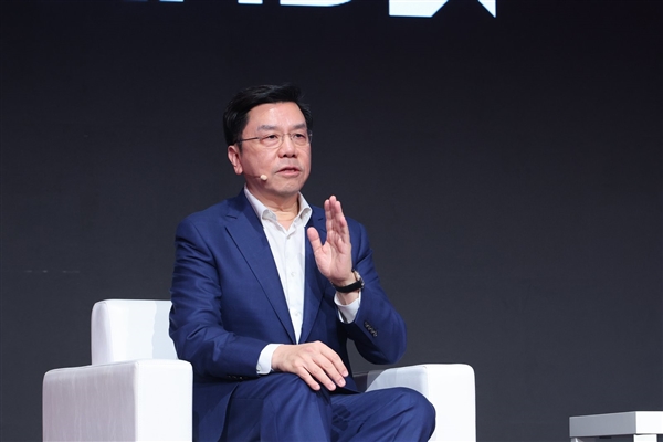 零一万物与AMD联合发布Cube01:李开复博士与苏姿丰博士同台共话多智能体时代的智算基础设施