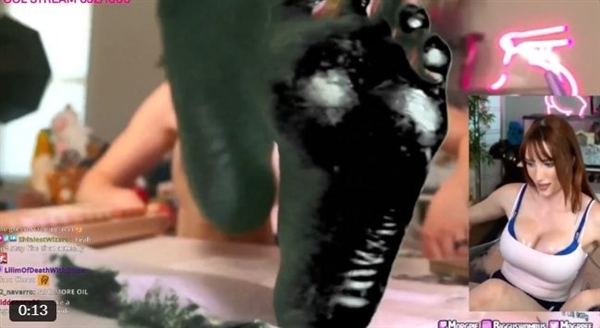 国外女主播因用脚底当屏幕:映射直播《黑暗之魂3》被封禁