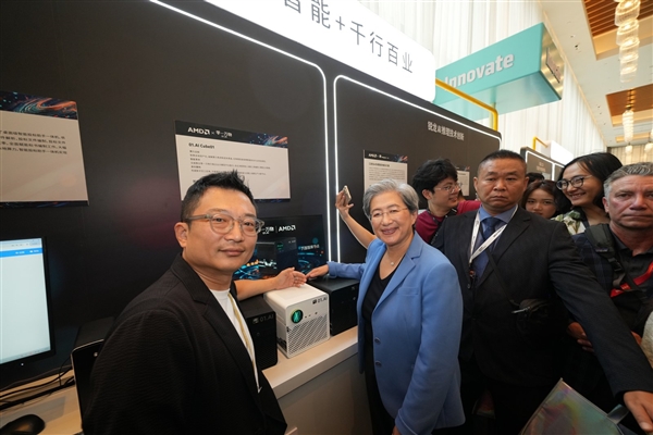 零一万物与AMD联合发布Cube01:李开复博士与苏姿丰博士同台共话多智能体时代的智算基础设施
