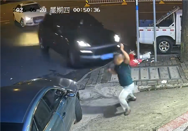 直行保时捷撞上转弯奥迪猛打方向 路边男子差点被殃及:腿都吓软了