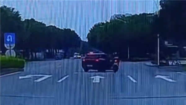 SUV突然横跨三车道右转 直行摩托车躲闪不急碰撞:骑手无了