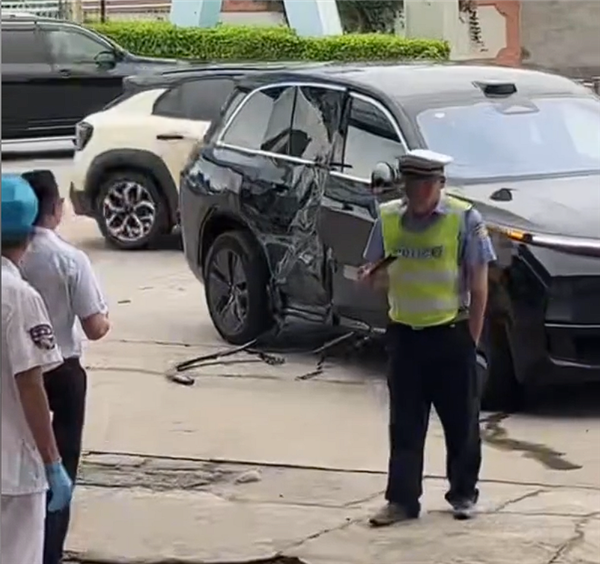 SUV突然横跨三车道右转 直行摩托车躲闪不急碰撞:骑手无了