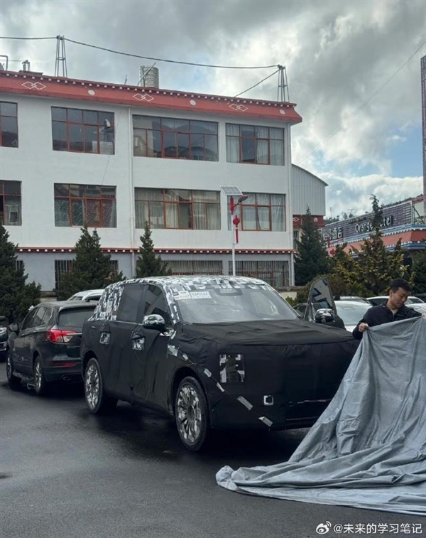 鸿蒙智行尊界SUV新车谍照再曝:尾灯将采用V800同款方案