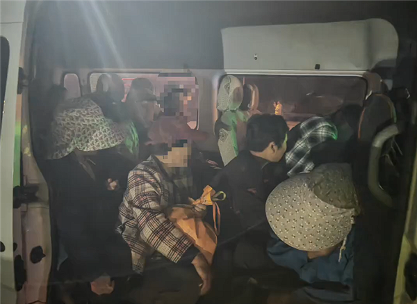 七座面包车硬塞28人 超员达300%车都要被挤爆了!