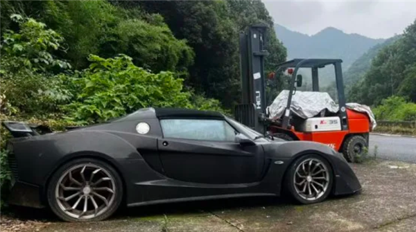 一辆路特斯跑车在深山老林里趴窝近半年:吸引了大量游客进山打卡