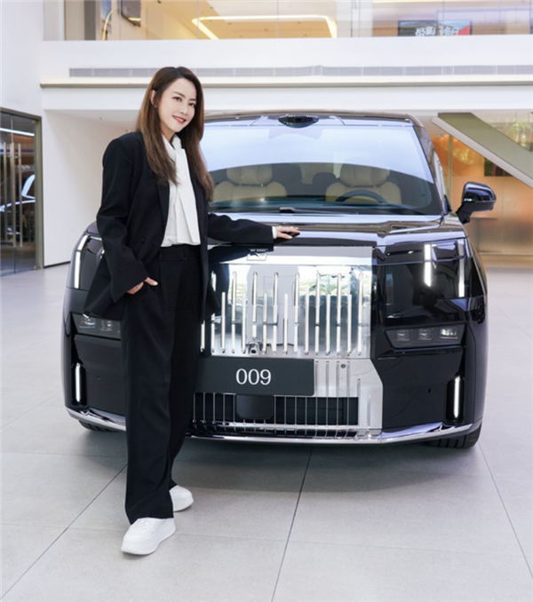还想再买一台!霍汶希现身深圳体验焕新极氪009直言:堪比极品好车