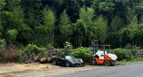一辆路特斯跑车在深山老林里趴窝近半年:吸引了大量游客进山打卡
