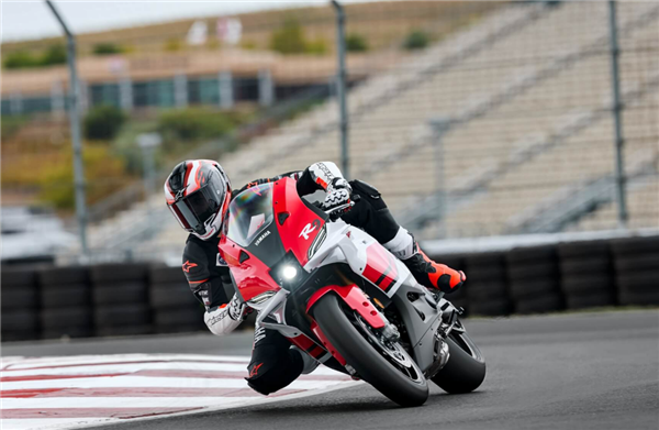 雅马哈发布2026款YZF-R9仿赛摩托:890cc三缸13.98万起