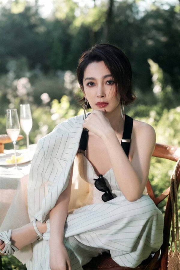 天选艾达王!李冰冰短发造型太飒 大长腿小蛮腰
