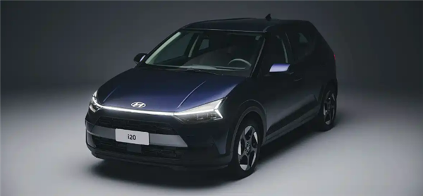 小型车变SUV!全新现代i20官图发布:曲面双联屏+贯穿灯组