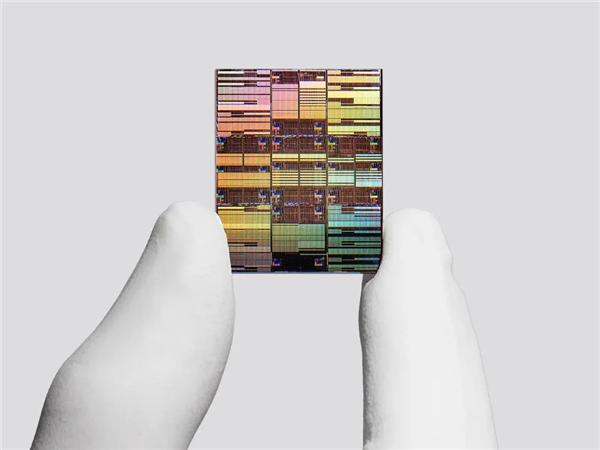 硅芯片真神归位 IBM首发0.7nm工艺:密度5倍于7nm