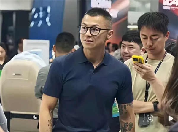 被封半年后汽车博主“陈震同学”回归:秀出8块腹肌