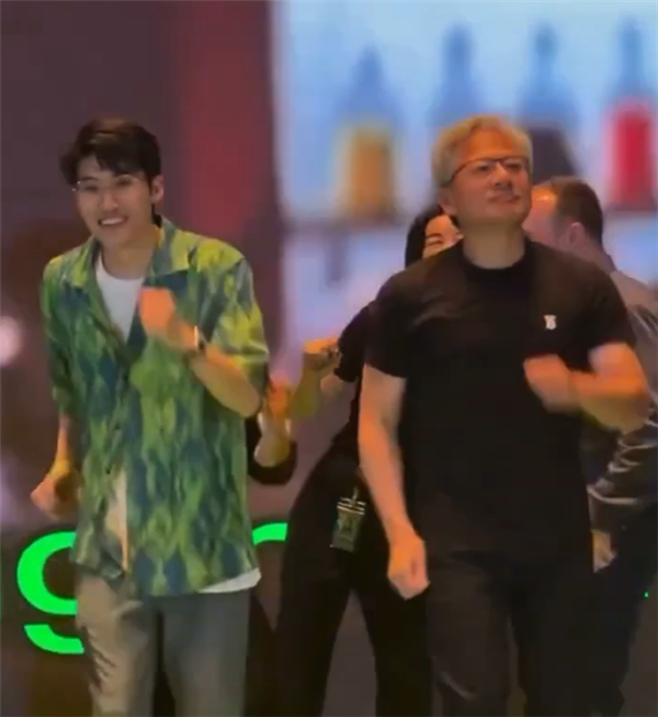 反差拉满!皮衣教主黄仁勋现场嘟嘴热舞 蹦嗨了仰天大笑
