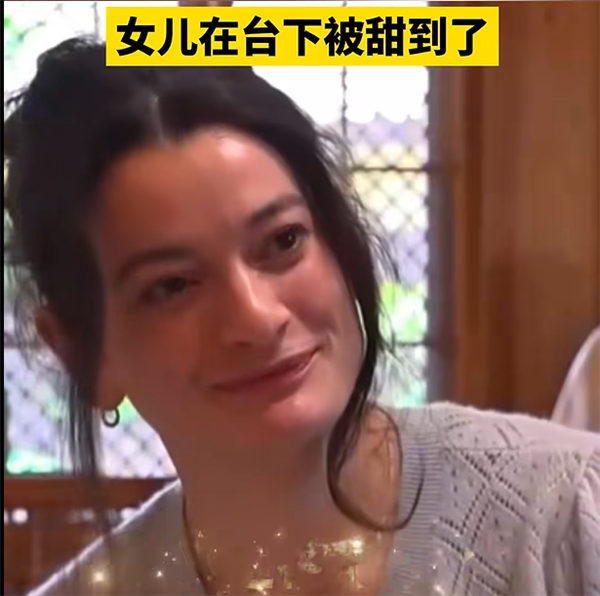 黄仁勋分享浪漫恋爱史 大学靠辅导功课追到妻子 台下女儿当场被甜到