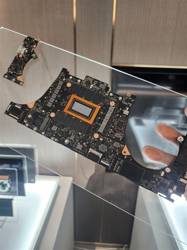 英伟达首款Windows专用处理器RTX Spark实物曝光:买显卡送CPU、附赠8颗内存