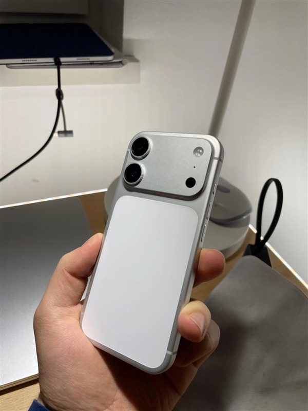 iPhone 18标准版外观出炉:横向大矩阵模组 神似双摄版17 Pro