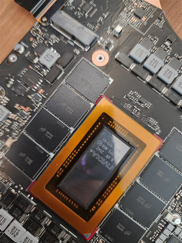 英伟达首款Windows专用处理器RTX Spark实物曝光:买显卡送CPU、附赠8颗内存