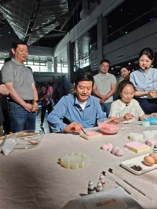 雷军现身江苏盐城:一路逛吃打卡 品尝特色鱼汤面、鸡蛋饼