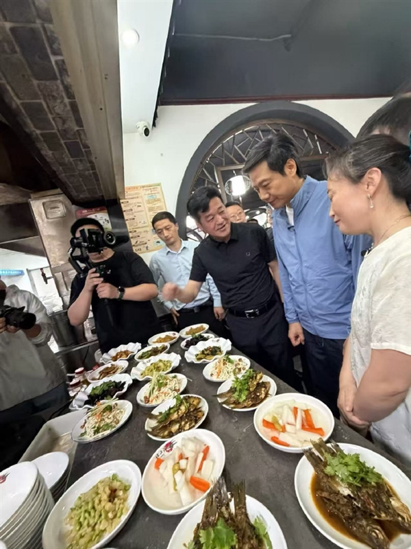 雷军现身江苏盐城:一路逛吃打卡 品尝特色鱼汤面、鸡蛋饼