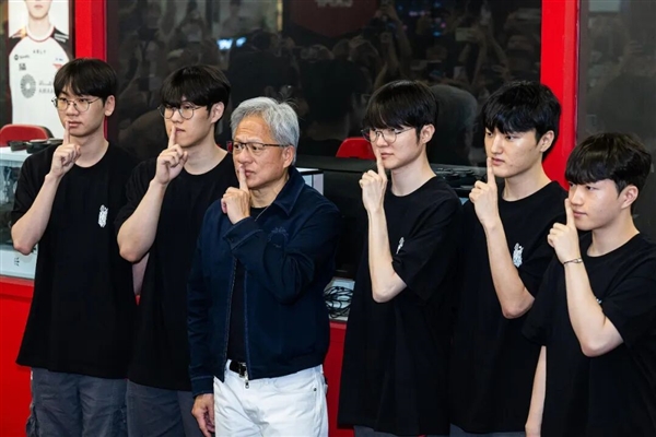 黄仁勋与韩国三名商界大佬聚会吃辣椒 学紫苏叶包肉 LG集团会长负责烤肉