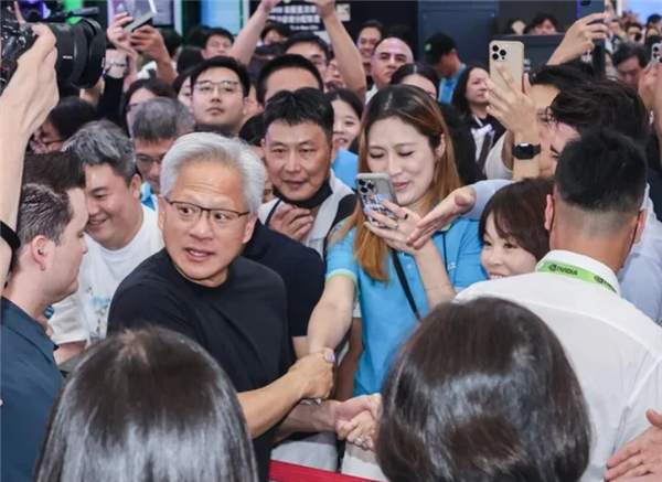 黄仁勋成台北电脑展顶流:热情与女粉握手拍照 和全场同喊 Jensen