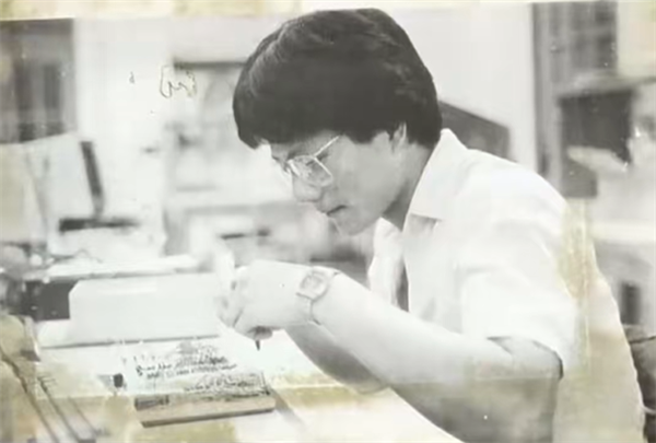 黄仁勋分享浪漫恋爱史 大学靠辅导功课追到妻子 台下女儿当场被甜到