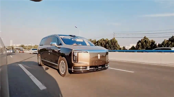 百万价位MPV!尊界V800实车曝光:车头巨大车标极其醒目
