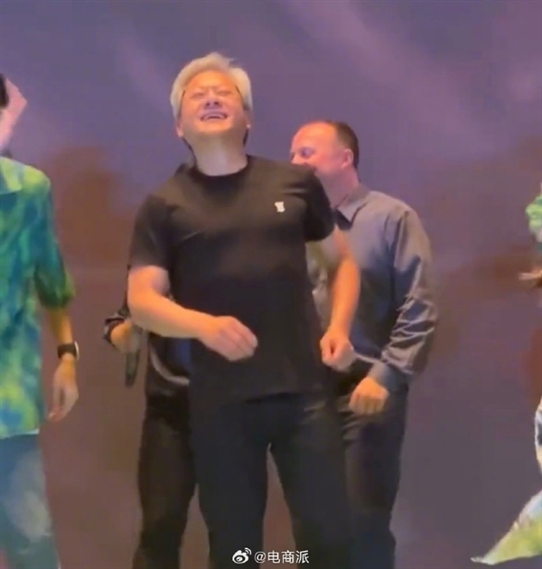 反差拉满!皮衣教主黄仁勋现场嘟嘴热舞 蹦嗨了仰天大笑