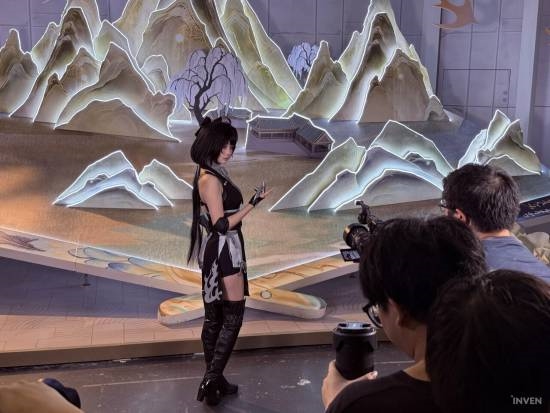 韩媒看傻了!上海BW人山人海 展区大到拍不完