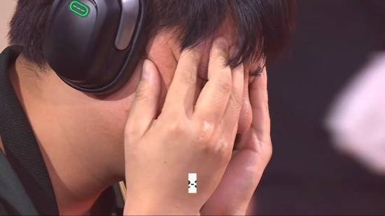 大爆冷!中国格斗之神小孩被淘汰出局 赛场掩面而泣