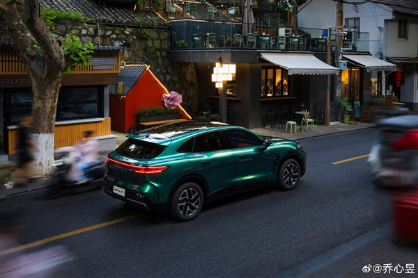 疑极狐阿尔法T7内饰谍照曝光:用上小米YU7天际屏类似物