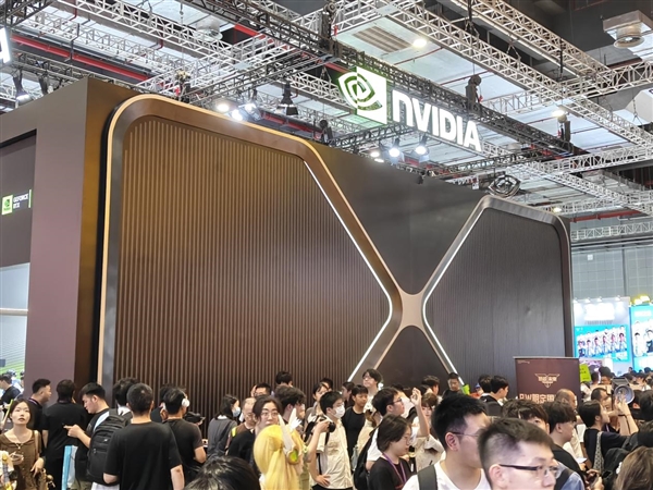 英伟达BW 2026超级芯片RTX Spark首展惊艳:巨型GPU墙成打卡地标