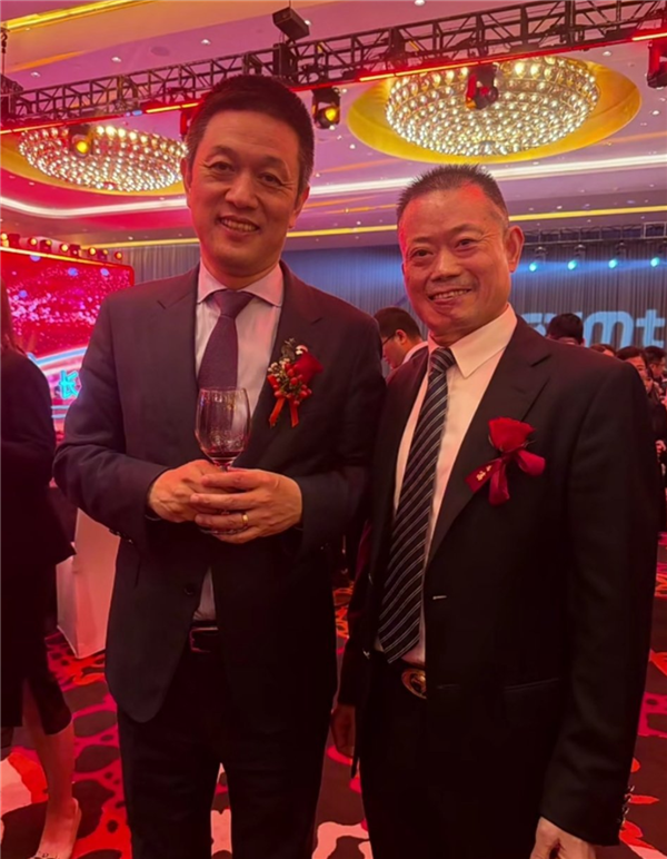 首日股价暴涨465%!蔚来李斌现身长鑫科技上市答谢晚宴:赚大发了