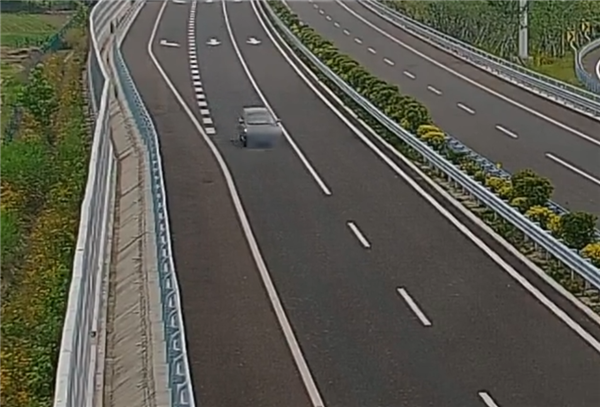 SUV定速巡航失效、刹车失灵 高速上120km/h狂飙!交警紧急解救