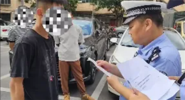 敞篷跑车深夜耍帅翻车!为博流量肆意摆拍 无牌无证竟还塞满六人