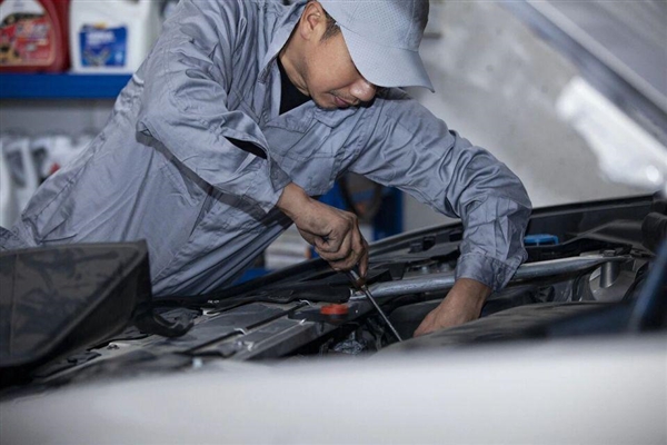 4S店换胎一千六 汽修店补胎仅一百!新能源车主:想省钱又怕丢质保