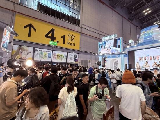 韩媒看傻了!上海BW人山人海 展区大到拍不完