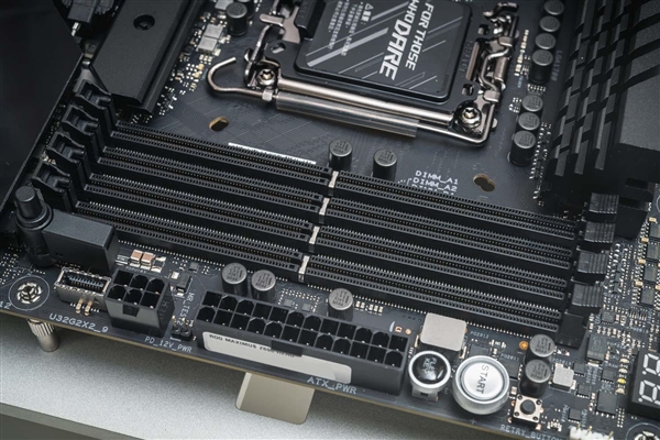 老内存杀疯了!DDR4反超DDR5成涨价王:一个月从719元涨到857元
