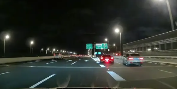 时速超130公里!高架上一车辆与法拉利竞速被警方通报
