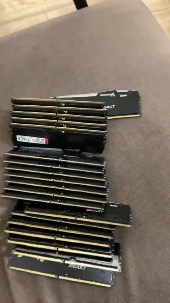 18岁小伙重金怒囤20根DDR5内存!押注15年后翻5倍