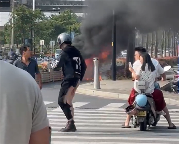 电瓶车行驶途中突发爆燃:外卖小哥神反应躲过一劫