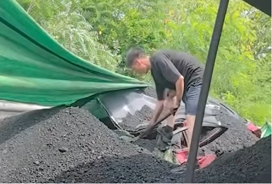 惊险一幕!运煤货车侧翻掩埋小轿车:长安逸动车主死里逃生