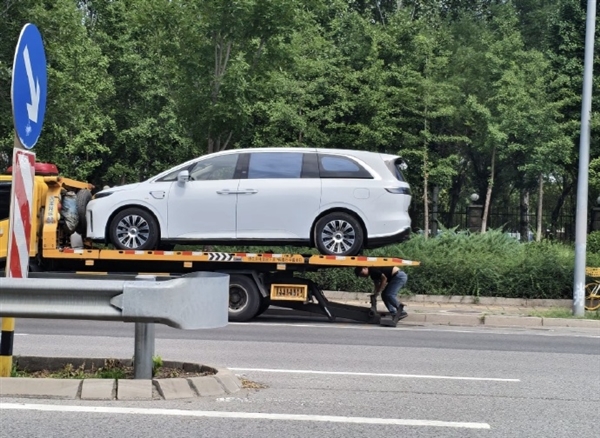 拒绝方盒子造型!享界V8实车图曝光:预计售价30万起