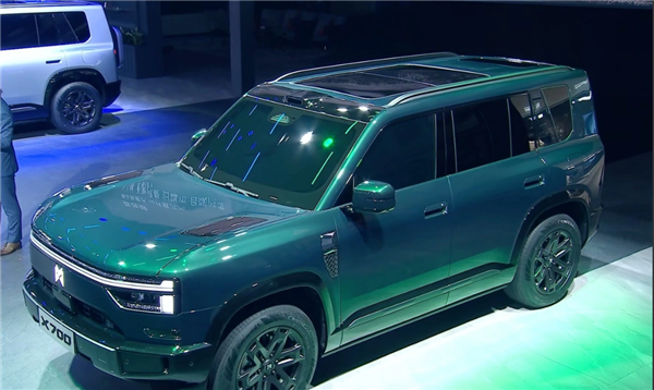 全新轻越野方盒子SUV!东风猛士X700亮相:承载式车身配华为智驾