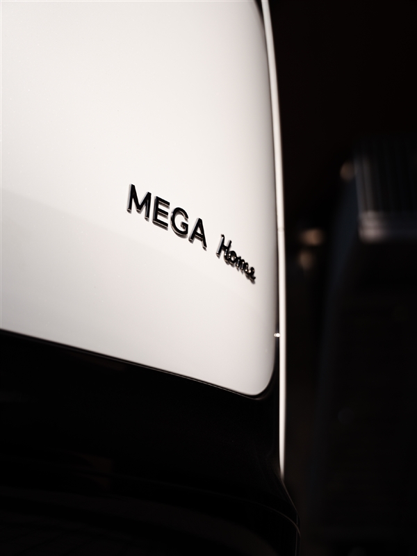 官方预热新一代理想MEGA:用上进化版熊猫白珍珠漆+白色飞碟轮毂