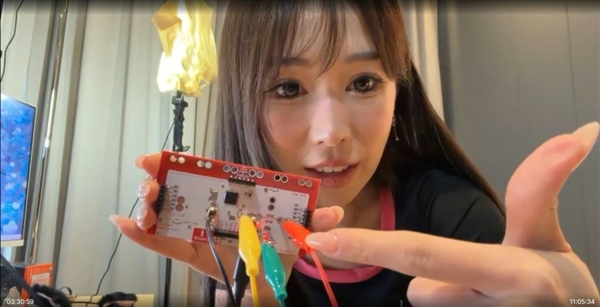 国外美女主播自制手柄露脐装:用胸部玩初代《超级马里奥兄弟》