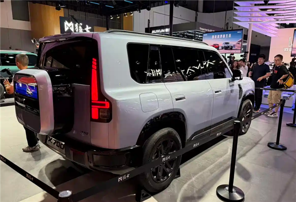 全新轻越野方盒子SUV!东风猛士X700亮相:承载式车身配华为智驾