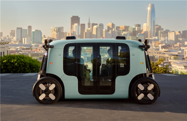 老对手抢跑马斯克!全球首个无方向盘Robotaxi上路运营