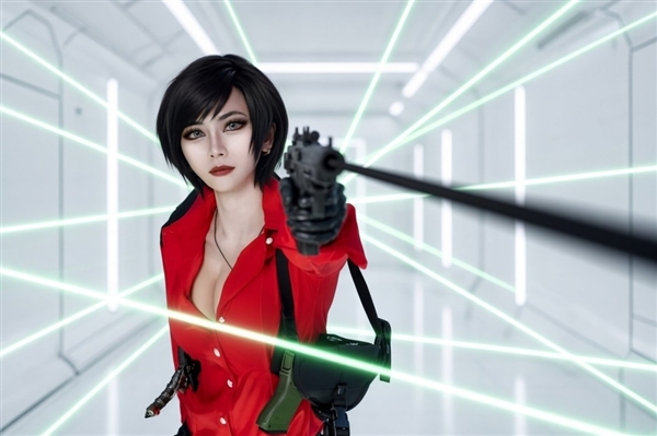 美女Cos《生化危机》艾达王美照 性感好身材藏不住